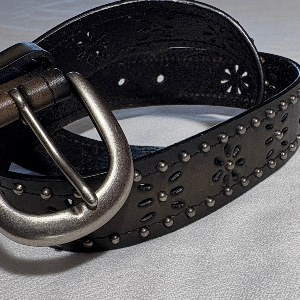 Elegant Vintage Black Leather Belt with Silver Buckle - Size M - Picture 1 of 8